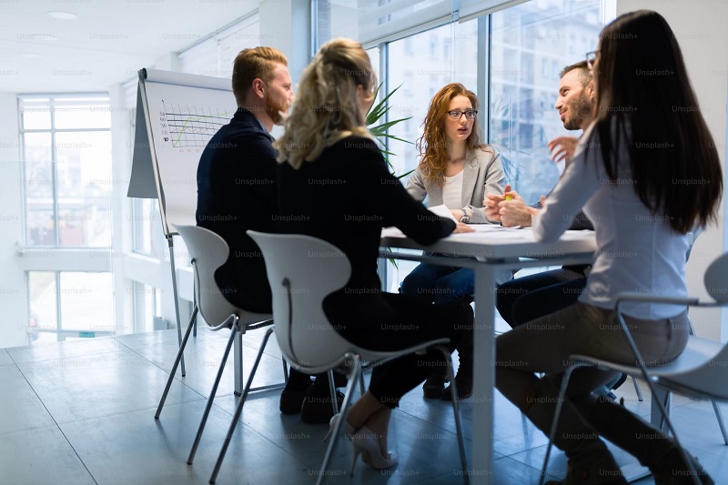 Groupe de collègues au travail